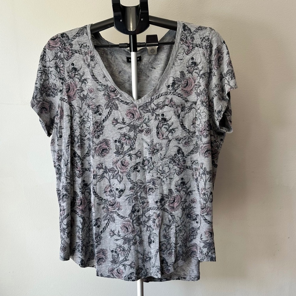 Torrid Skull Floral T Shirt Women 2 Gray V Neck Chain Grunge Soft Alt Goth